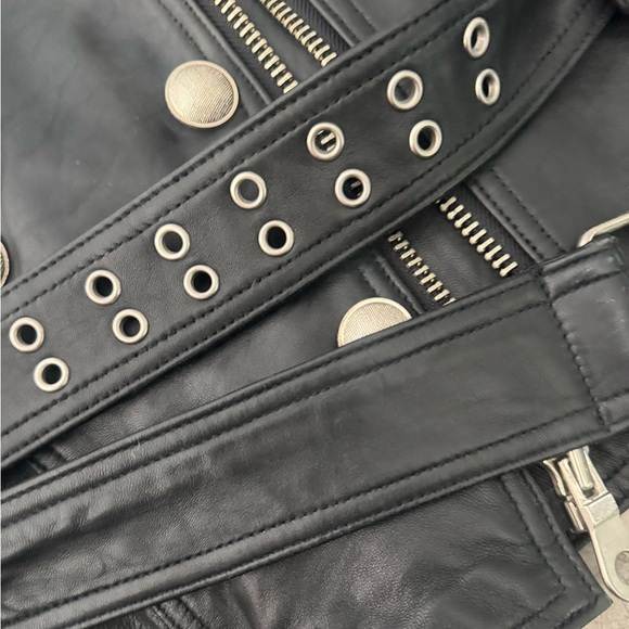 Truly VINTAGE but in excellent condition 🖤barely worn
Zoom in 4 all the details - Picture 7 of 13